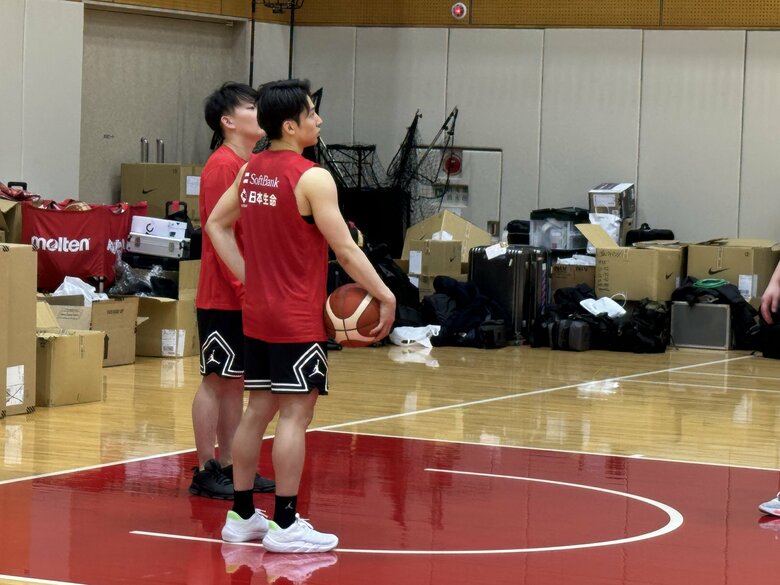 公開練習での河村勇輝（16日、都内）