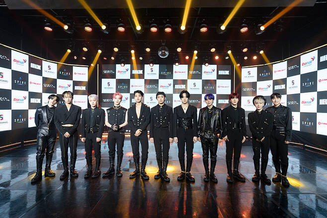 オメガエックスは既に別グループでアイドルとして活動していたメンバーが集まり、2021年6月から活動（オメガエックスのフェイスブックより）