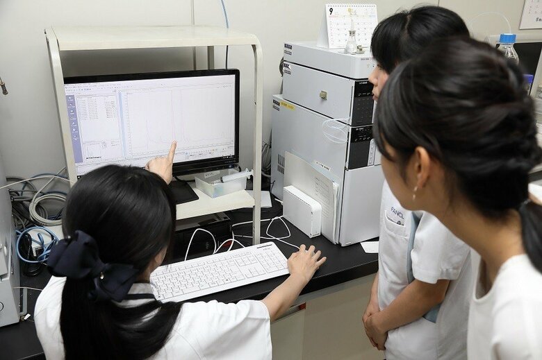 安全なものかを確認するために原料から成分を分析