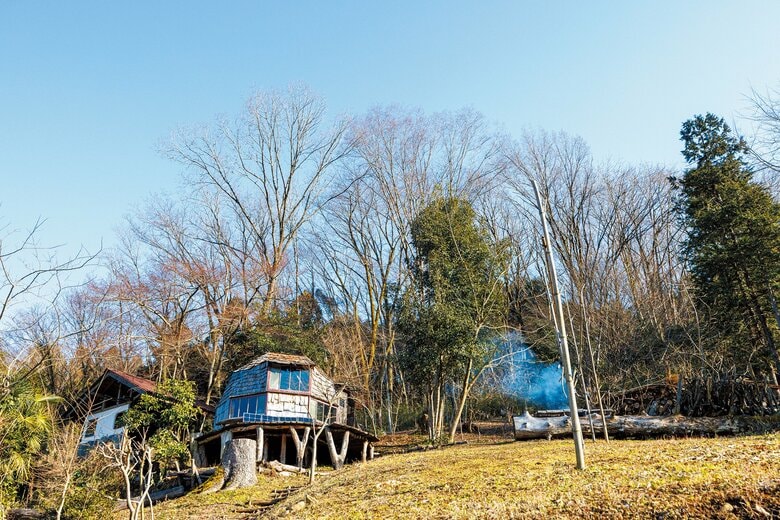 住宅地の裏山の斜面に立つドーム型の小屋（写真：高橋郁子）