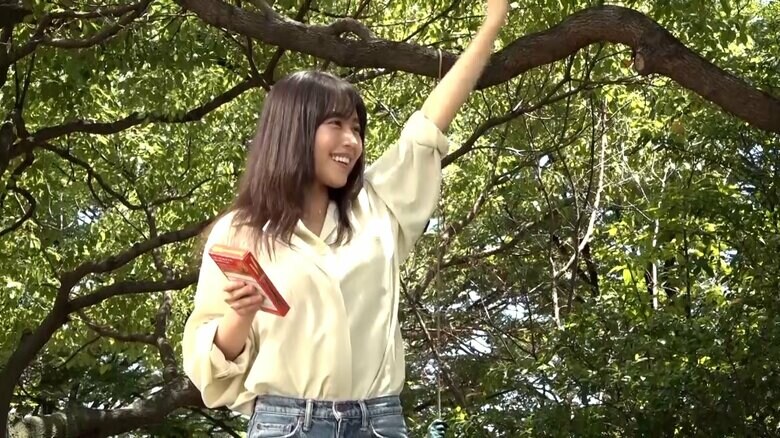 自然な笑顔で手を振る有村架純さん