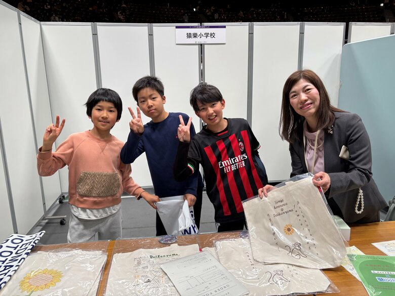 猿楽小学校の成田校長（右）「キーワードは子ども発」