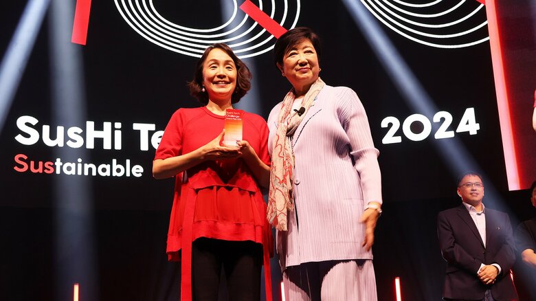 優勝した株式会社ファーメンステーションの代表取締役・酒井里奈氏と小池都知事