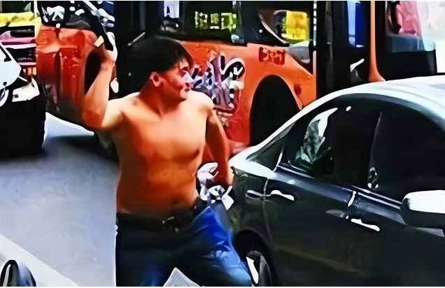 車を襲撃する蔡洋氏（中国SNSより）