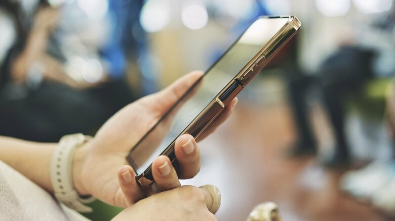 スマホなどを取り出すことも難しい（画像はイメージ）