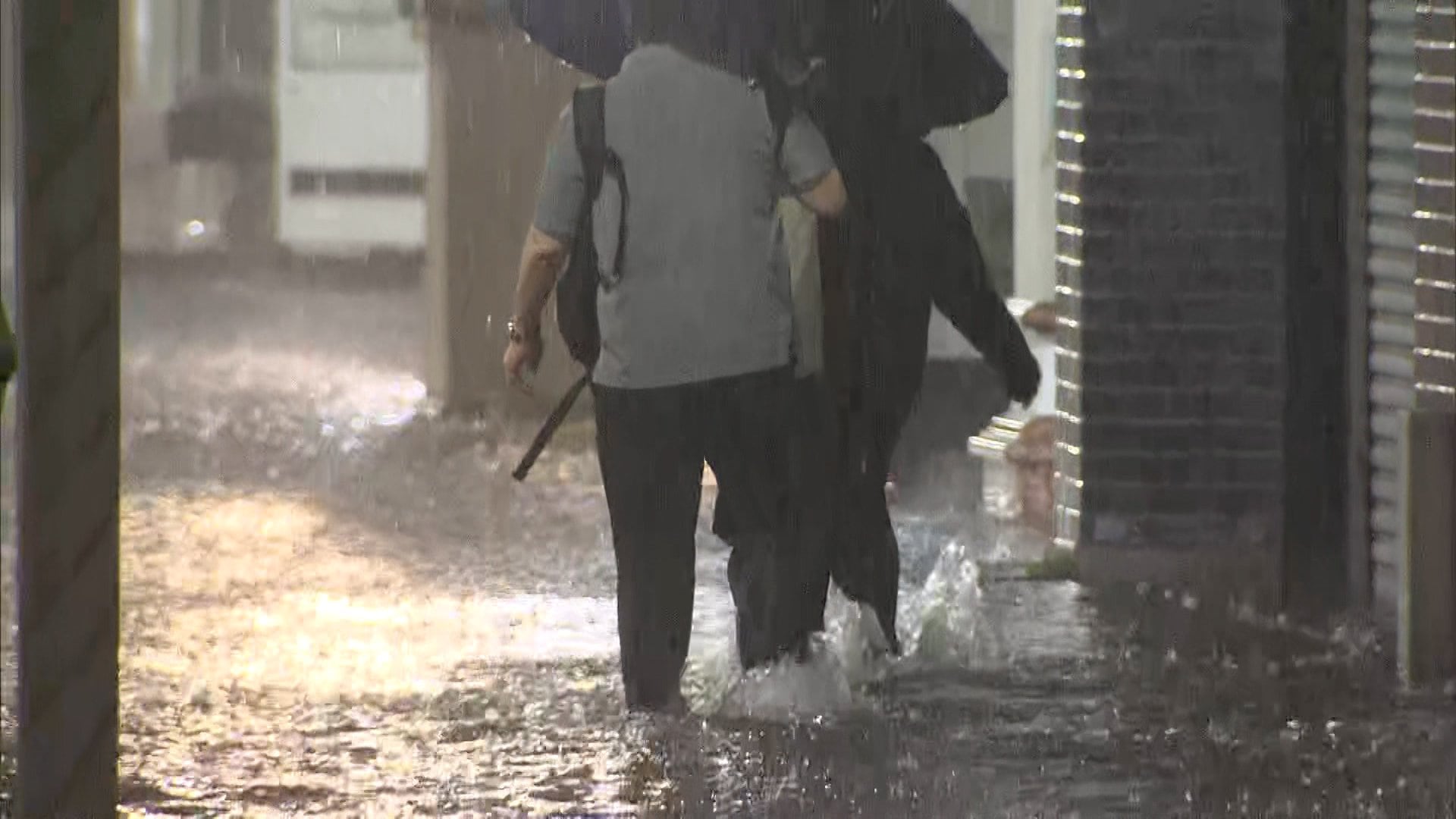 豪雨災害の千葉できょうもゲリラ雷雨　巨大雨柱を成田空港から確認　バス車内に大量の水　交通混乱で避難先で一夜