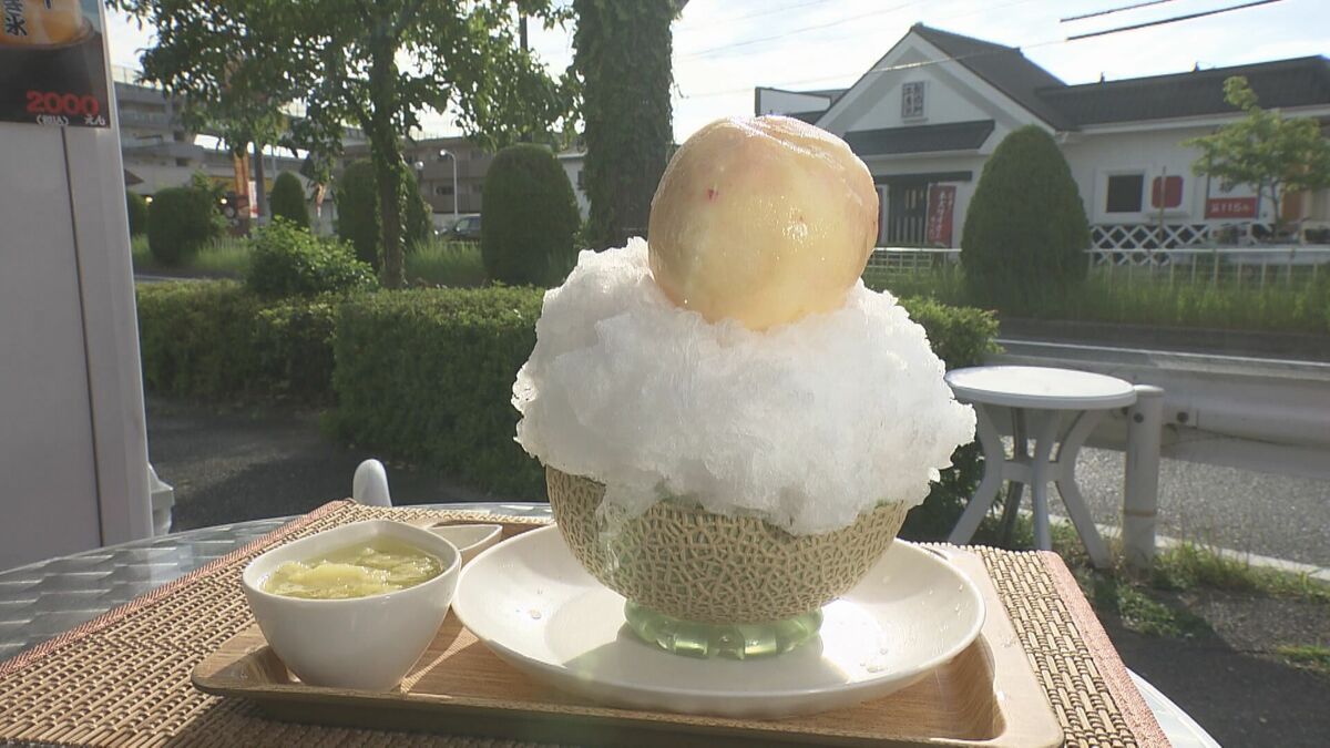 青果店に仰天かき氷 メロン半玉の器に桃が丸ごとのる「ももロン」2800