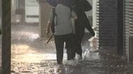 豪雨災害の千葉できょうもゲリラ雷雨　巨大雨柱を成田空港から確認　バス車内に大量の水　交通混乱で避難先で一夜