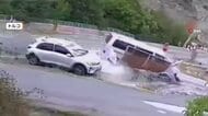 強風で10メートルの大木倒れ女性“直撃回避”の瞬間　バス待ちの女性“危機一髪”車2台突っ込みバス停大破　トルコ