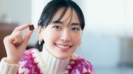 新垣結衣「とくべつだよ。」あま～い一粒をお裾分け？ ペアルックの“くまさん”を無邪気になでなで