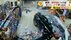 【男性入店直後】同じ場所から猛スピードで車が突っ込む　店内映像に…