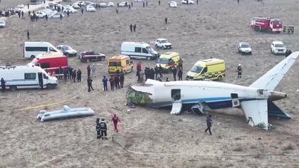 【何が】「バードストライク」発生か…航空機がカザフスタンで墜落し38人死亡　機内には乗客乗員67人搭乗　墜落現場で捜索続く