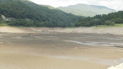 猛暑と渇水でダム底から“橋”現れる　各地のダムで水位低下し岩肌剥き出しに　清流のアユも大量死