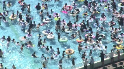 真夏の日差し最高！ていねプール『ぎゅうぎゅう』だけど「楽しい！」子どもたちの歓声響く“緑鮮やか”藻岩山展望台大にぎわい…お盆間近で墓参りも混雑【8月11日は山の日】〈北海道札幌市〉