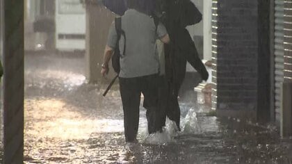 豪雨災害の千葉できょうもゲリラ雷雨　巨大雨柱を成田空港から確認　バス車内に大量の水　交通混乱で避難先で一夜