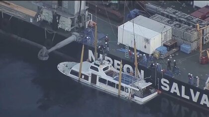「KAZU I」海面に浮上　沈没から33日ぶり…作業船上に引き揚げ、事故原因究明へ
