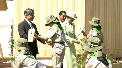 天皇皇后両陛下が愛媛の森に記念植樹「豊かな森林を未来へ」　「『ピース』に会うのが夢でした」　皇后さまが”奇跡のシロクマ”に涙ぐまれる