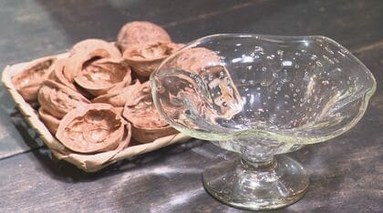 “涼”を届ける素朴で優しい緑色の「胡桃ガラス」　作る窯は1150℃、工房は40℃「暑い方がやる気に」　工房に併設のカフェでは約20種類のかき氷やクリームソーダも作品の器で提供