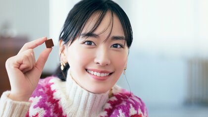 新垣結衣「とくべつだよ。」あま～い一粒をお裾分け？ ペアルックの“くまさん”を無邪気になでなで