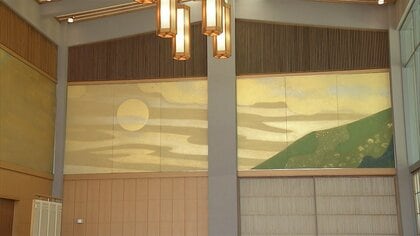 「日月の間」の東山魁夷氏の「日月四季図」(一部)