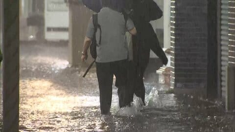 豪雨災害の千葉できょうもゲリラ雷雨　巨大雨柱を成田空港から確認　バス車内に大量の水　交通混乱で避難先で一夜