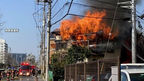 さいたま市で住宅火災　木造2階建て住宅が全焼し現在も延焼中　火元の住人女性と連絡取れず