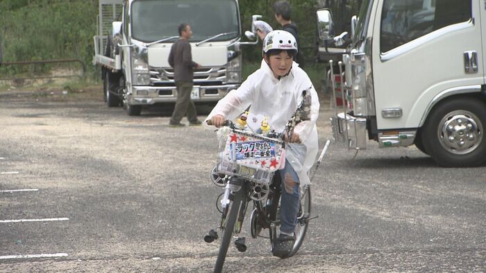 自慢の“デコチャリ”を披露してくれた少年
