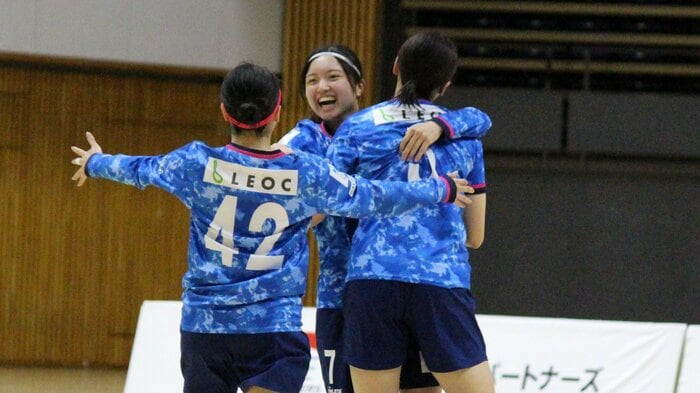 3点目を決め、祝福される矢津田明莉選手