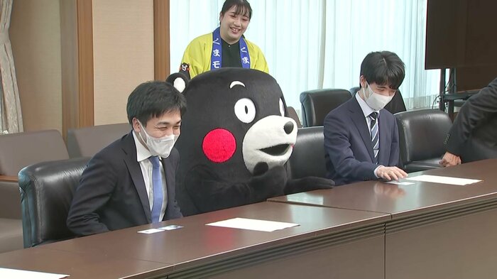 藤井七冠と菅井八段の間に座り込むくまモン