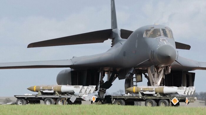 英国フェアフォード空軍基地に展開したB-1B重爆撃機　機種の下に精密爆撃用のスナイパーポッド　（3/11）