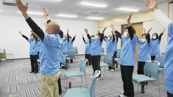 両陛下がオンライン訪問された大分県の施設で運動を行う高齢者の方々