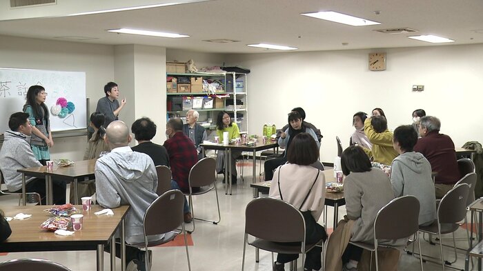 参加者たちは交流しながら楽しく手話を学ぶ