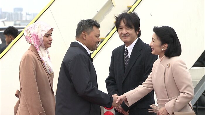ブルネイのビラ皇太子夫妻を出迎えられる秋篠宮ご夫妻(羽田空港)