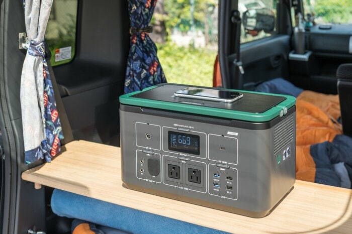 貯めた電気を持ち運べるのがポータブル電源のメリット（イメージ）