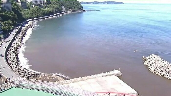 茶色く濁った熱海市・伊豆山港 アワビやサザエがとれる豊かな海だった