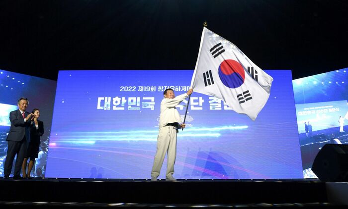 韓国選手団結団式で韓国旗を振る崔団長(9月12日)