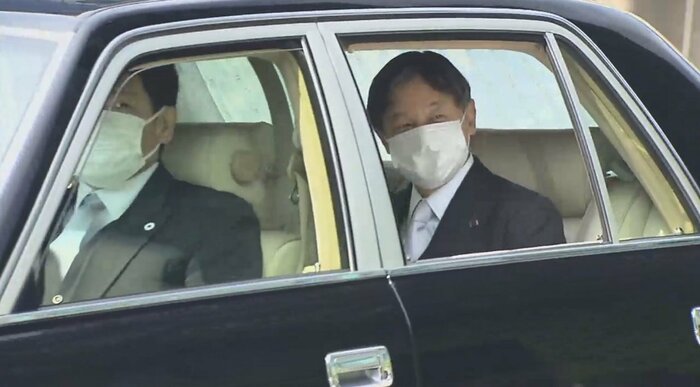 皇居に入られる天皇陛下(5月1日午前8時半ごろ)