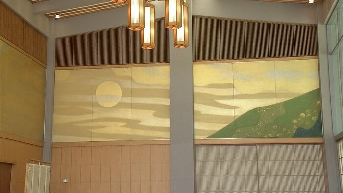 「日月の間」の東山魁夷氏の「日月四季図」(一部)