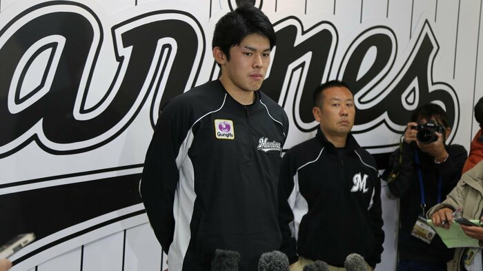 佐々木朗希と梶原広報室長(※過去に撮影)
