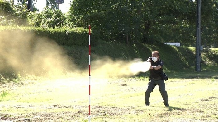 噴射するときは、人に当たらないよう風上に立って使う