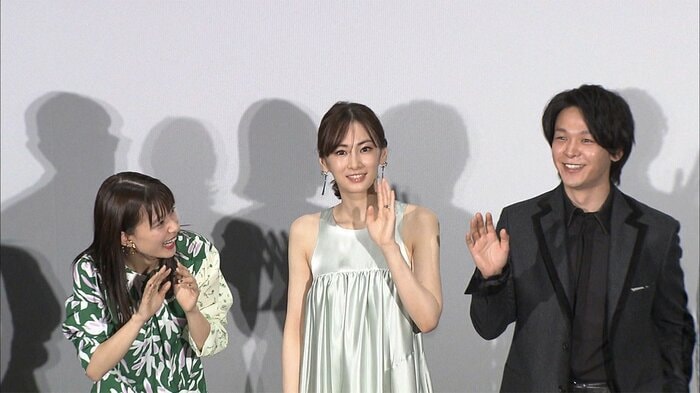 艶やかに輝くノースリーブドレスで…北川景子さん