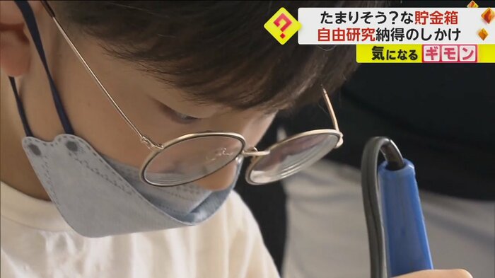 真剣にはんだごてをする参加者