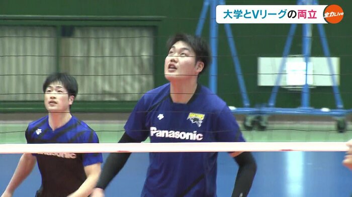 V1リーグ男子の強豪「パナソニックパンサーズ」のユニホームを着て