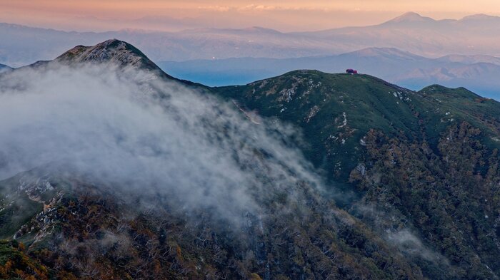 越える山が高いほど風下の空気は乾燥