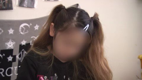 腰まで伸びた髪を2つに結ぶ樹さん=仮名=。毎日違う髪型を楽しんでいる