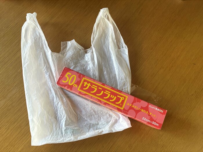 非常時はラップやポリ袋が重宝する（特集班撮影）