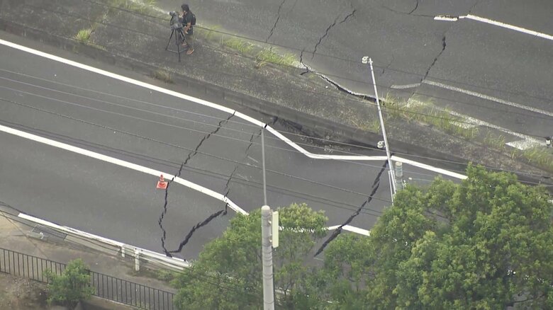 4車線にわたり大きくへこみ…国道16号線が大規模陥没し通行止めに復旧の見通し立たず　“ゲリラ豪雨”の影響か　千葉・市原市｜FNNプライムオンライン
