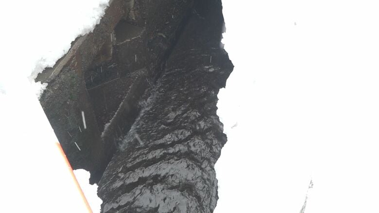 【続報】近くの川から男性2人が見つかるも心肺停止　流雪溝に流されて行方不明の男性2人の可能性　空き家の除雪作業中に流雪溝に落下か　新潟・十日町市｜FNNプライムオンライン