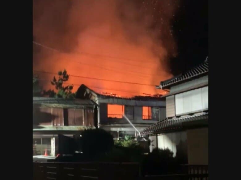 火の気なく放火の可能性も…未明に木造2階建ての空き家から出火し全焼 新聞配達員から通報ありケガ人なし｜FNNプライムオンライン