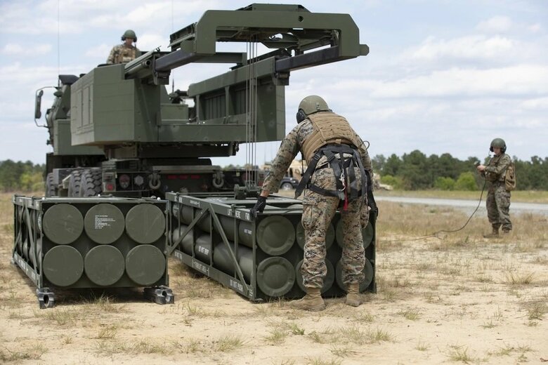 ロケット弾六発入り発射ポッドを入れ替えるHIMARS。M30/M31ロケット弾の射程は射程約70km(米国防総省公式画像より)